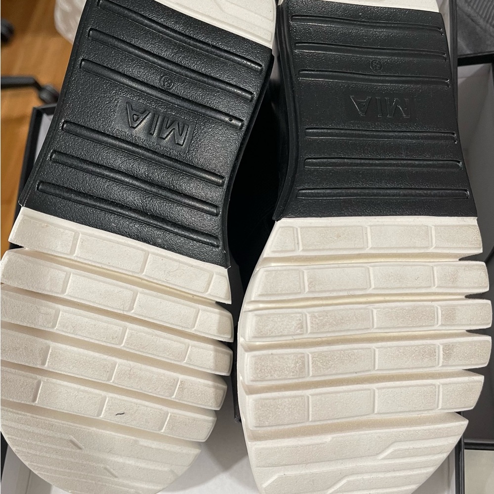 **FLASH SALE**
MIA Black Platform Sandals NIB - Picture 4 of 4